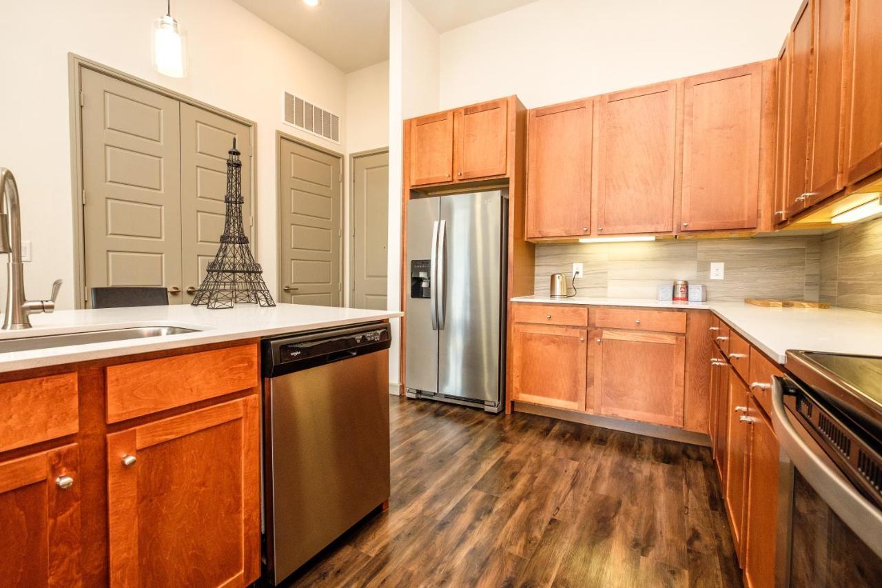 Renu At Downtown Houston Apartment Exterior photo